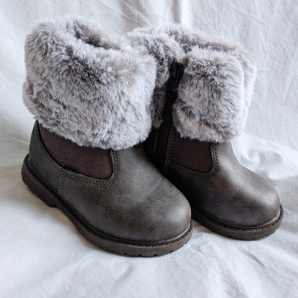 Like new Oshkosh baby Feux Fur empress boots size 6m - Picture 2 of 4